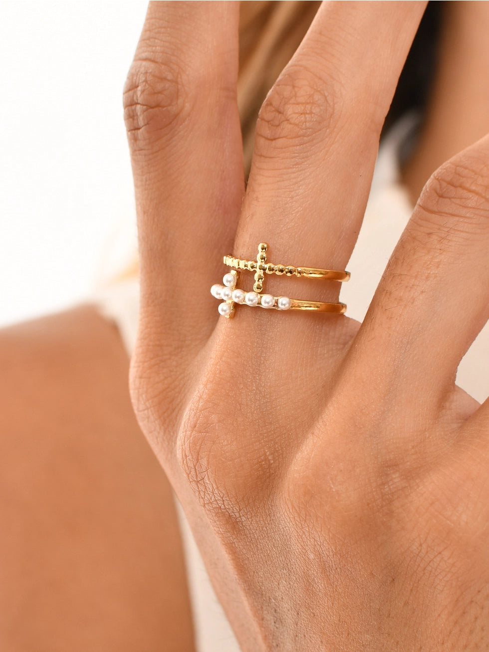 Anello Divine Pearl con Croce e Perline in Acciaio Inossidabile Oro Regolabile