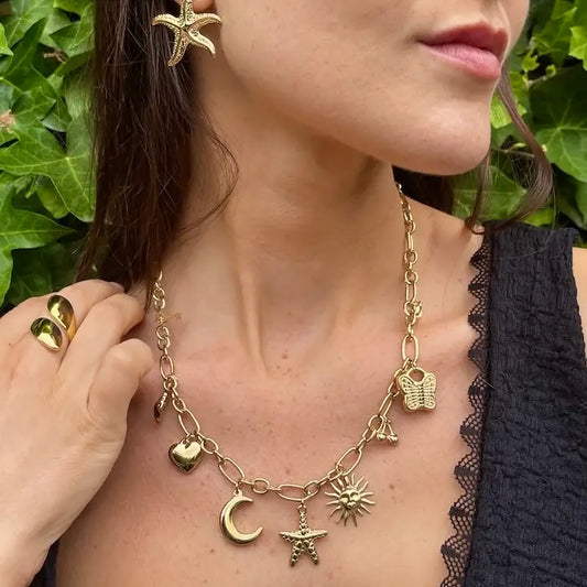 Collana "Golden Dreams" con Charms Pendenti Bold in Acciaio Inossidabile