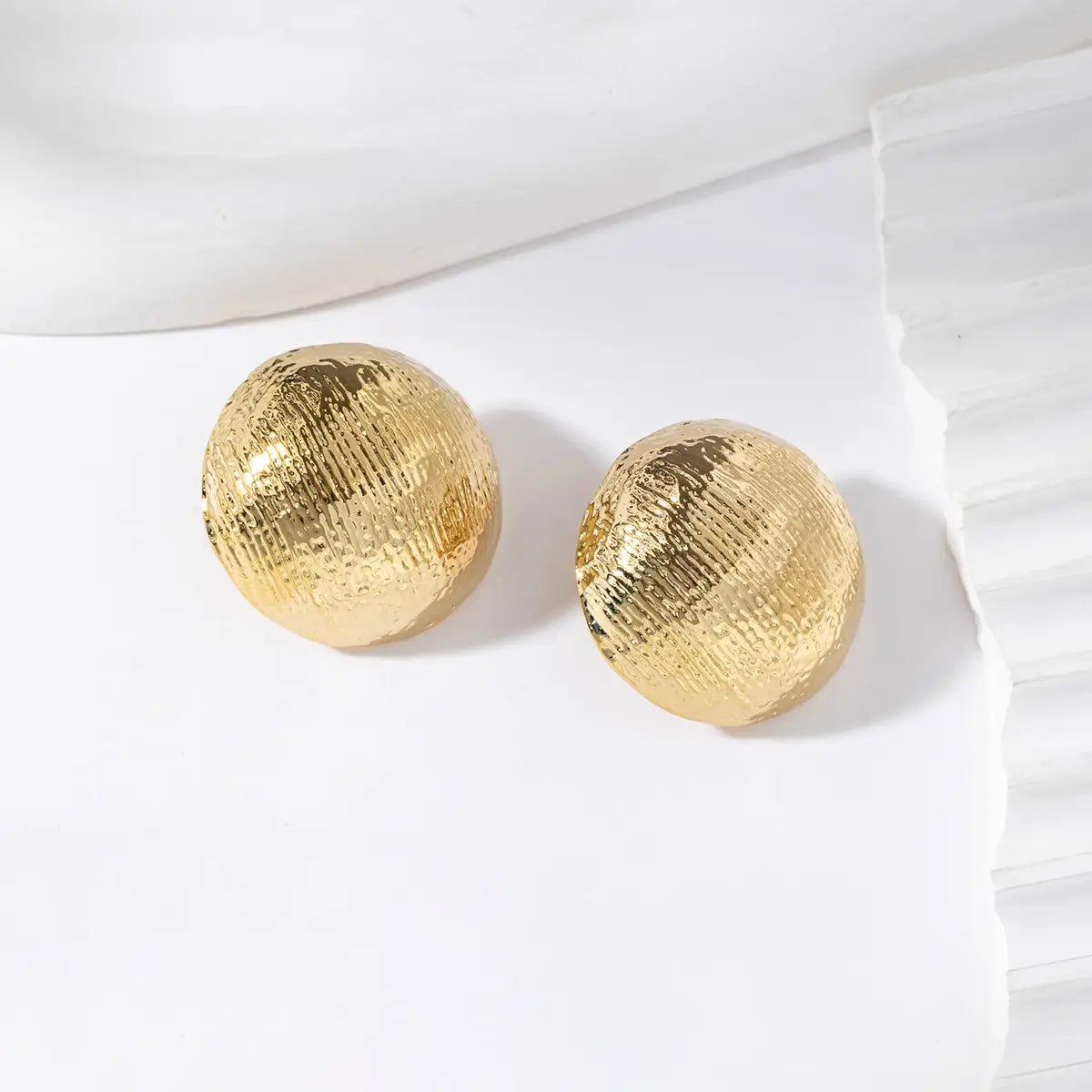 Orecchini DOME - Orecchini bombati in acciaio inox effetto martellato, Disponibili oro e argento.