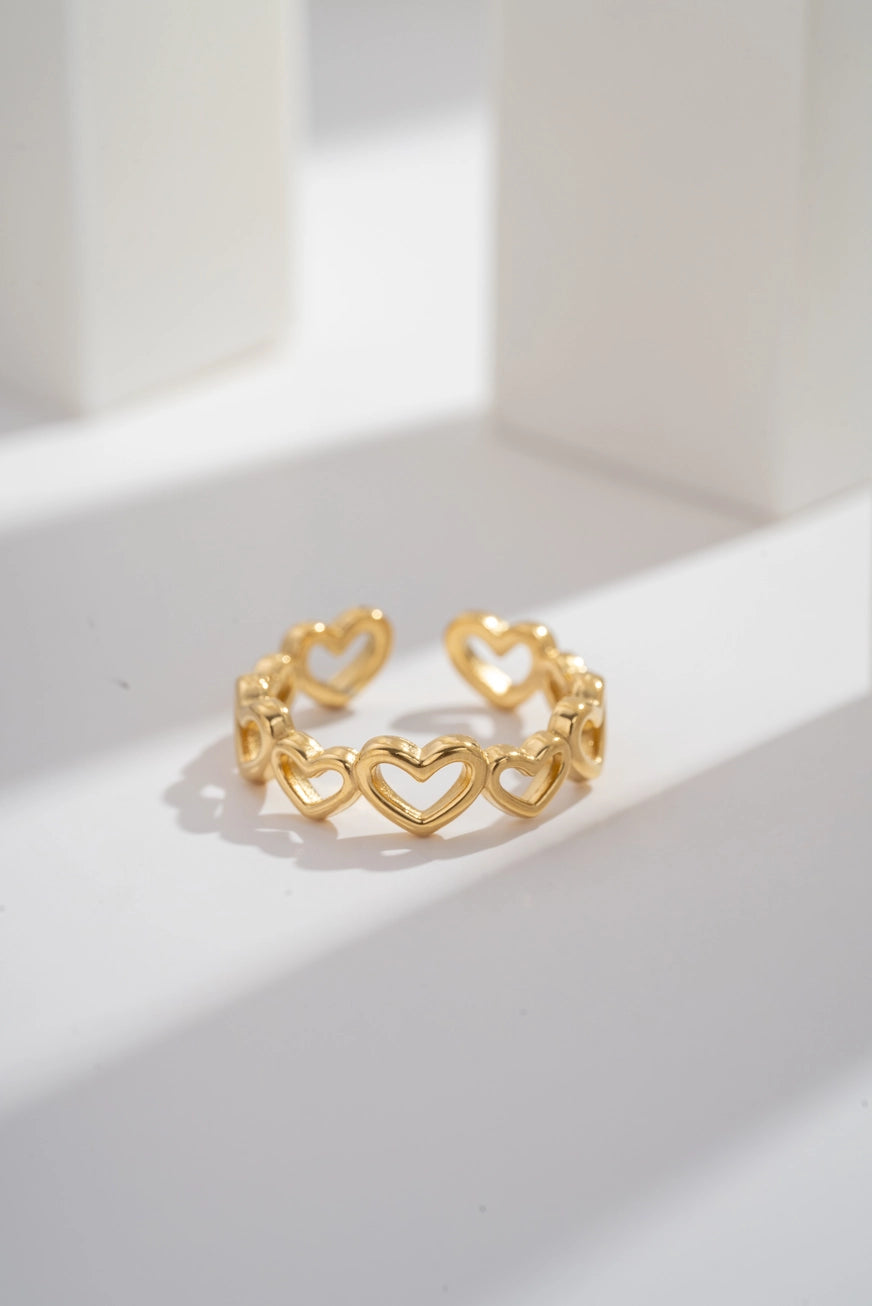 Anello Amore Loop in Acciaio Inossidabile con Cuori – Oro o Argento