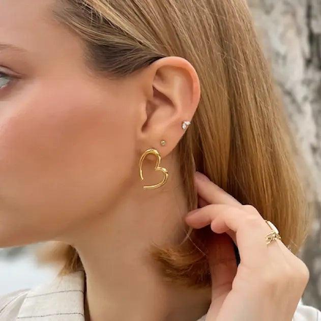 Cuore Libero – Orecchini in Acciaio Inossidabile Dorato a Forma di Cuore Aperto