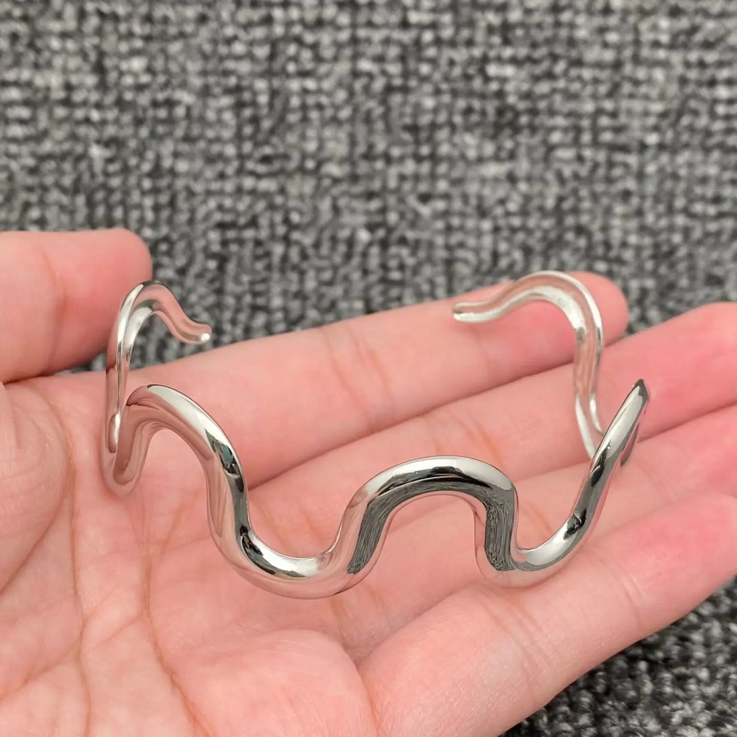 Bracciale a Spirale Sinuous in Acciaio Inossidabile - Design Minimal e Moderno