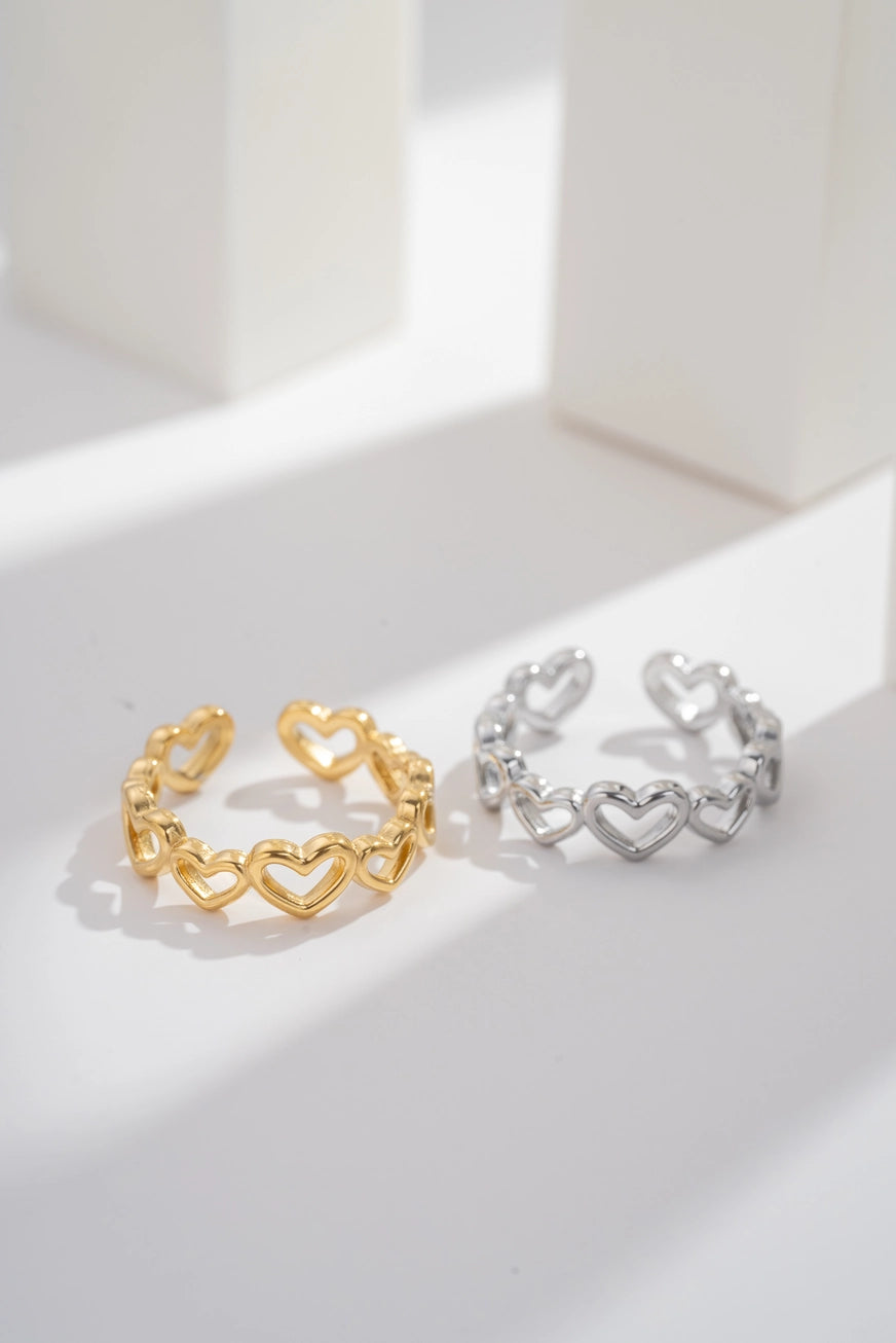 Anello Amore Loop in Acciaio Inossidabile con Cuori – Oro o Argento