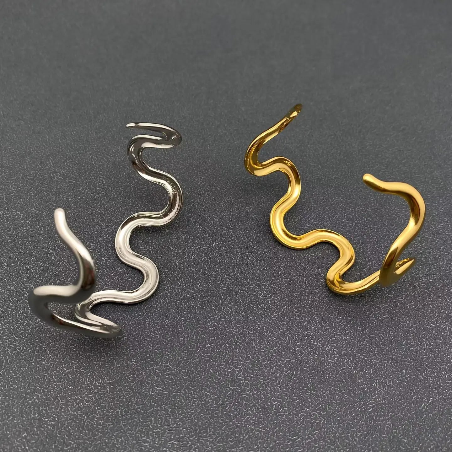 Bracciale a Spirale Sinuous in Acciaio Inossidabile - Design Minimal e Moderno