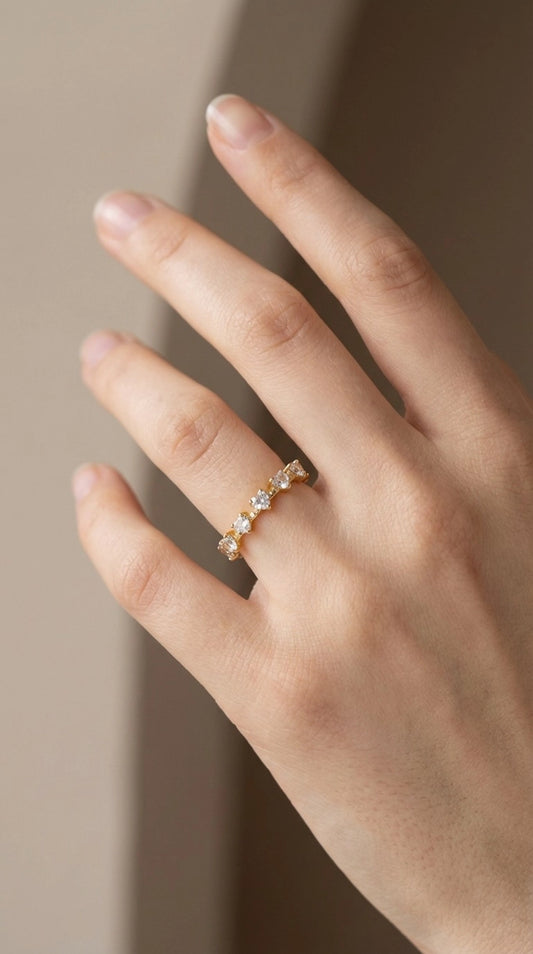 Anello Cuori Eternity con Pietre a Cuore in Acciaio Inossidabile Oro – Regolabile