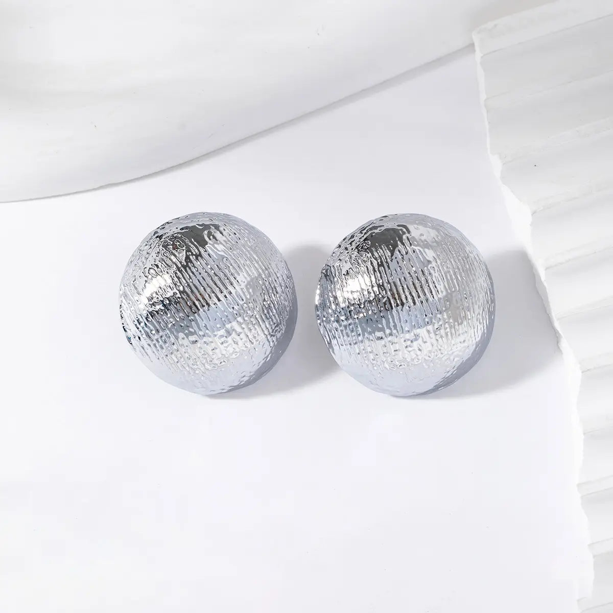 Orecchini DOME - Orecchini bombati in acciaio inox effetto martellato, Disponibili oro e argento.