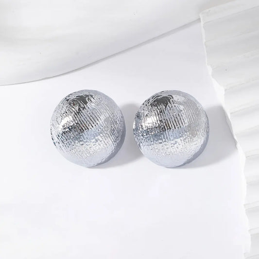 Orecchini DOME - Orecchini bombati in acciaio inox effetto martellato, Disponibili oro e argento.