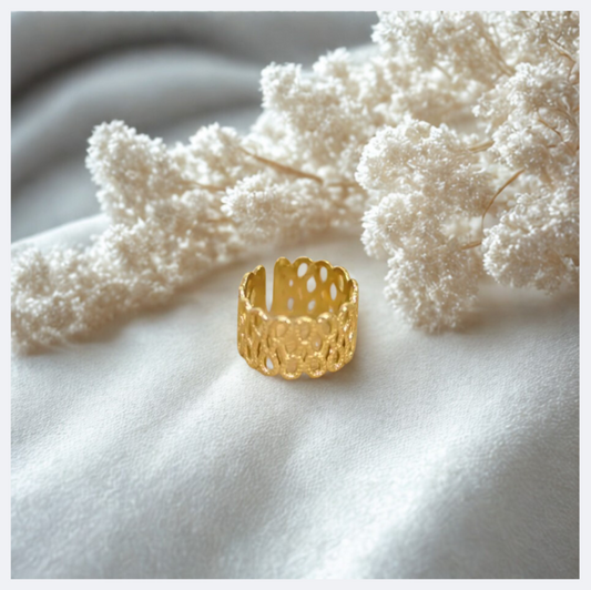 Anello Fascia Lace Bloom in Acciaio Inossidabile Dorato | Design Traforato, Ipoallergenico, Regolabile