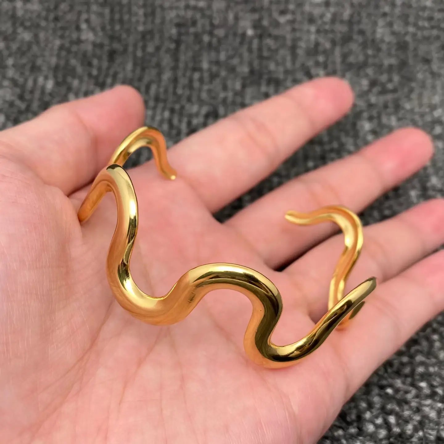 Bracciale a Spirale Sinuous in Acciaio Inossidabile - Design Minimal e Moderno