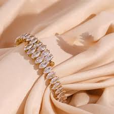 Bracciale “Luce Regale” in Acciaio Inossidabile Oro con Zirconi